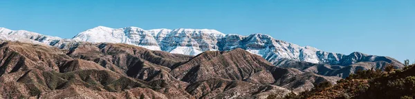 Snow covered Topa bluffs over Ojai Valley farms and vineyards — 스톡 사진