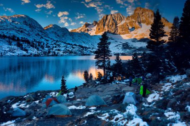 Ansel Adams 'da Garnet Gölü' nün yukarısında Banner Tepesi 'nde gün doğumu