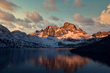Ansel Adams 'da Garnet Gölü' nün yukarısında Banner Tepesi 'nde gün doğumu