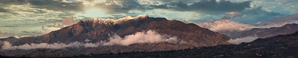 Panorama van Ojai Vallei en omliggende bergen en landbouwgronden — Stockfoto