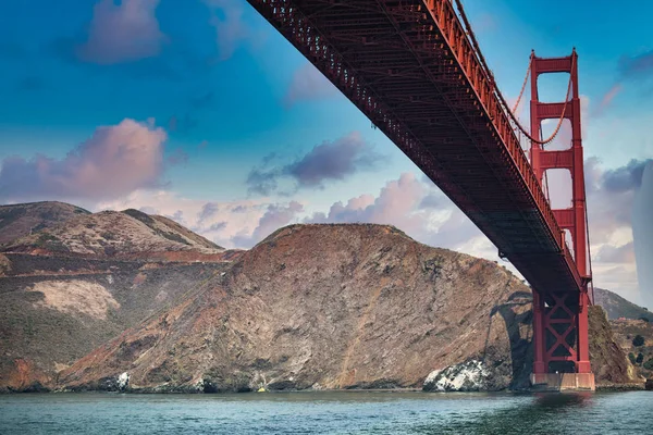 Golden Gate Bridge in San Francisco on a hazy summer day with no — Stock Photo, Image
