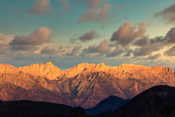Świt na górze Whitney we wschodniej Sierra Nevada w Kalifornii — Zdjęcie stockowe