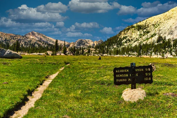 Cartel metálico antiguo en el campo montañoso con tierra — Foto de Stock