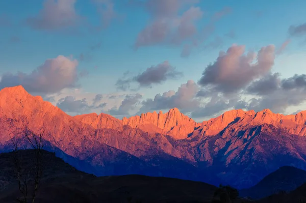 Amanhecer no Monte Whitney, no leste de Sierra Nevada, na Califórnia — Fotografia de Stock