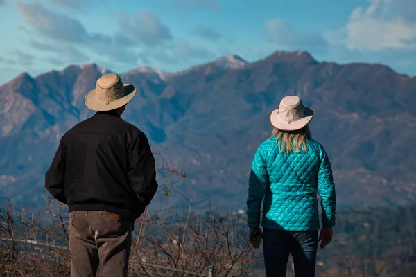 Pareja mira hacia fuera sobre el valle de Ojai después de una nieve ligera — Foto de Stock