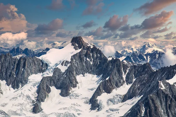 Ciel nuageux au-dessus des Alpes françaises sous le Mont Blanc — Photo