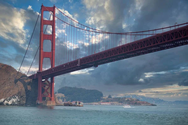 Puente Golden Gate en San Francisco en un día nublado de verano sin — Foto de Stock