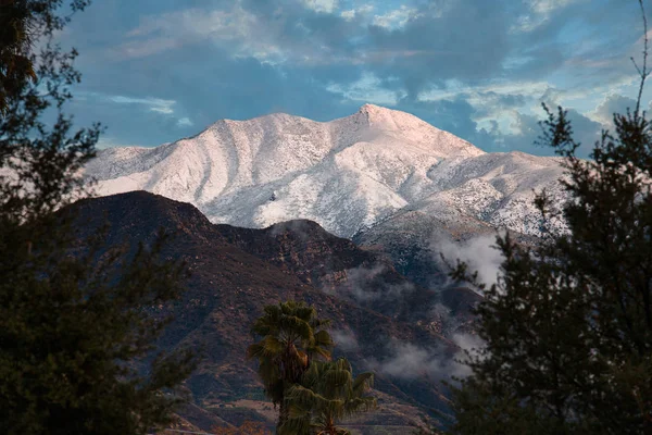 Χιόνι κάλυψε Chief Peak ψηλά πάνω από την κοιλάδα Ojai το χειμώνα — Φωτογραφία Αρχείου