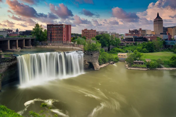 New York, Rochester 'da High Falls bölgesi bulutlu yaz havası altında
