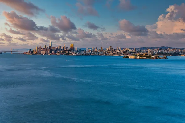 Vista del amanecer de San Francisco desde la isla Ángel en el b — Foto de Stock