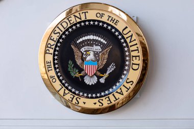 Birleşik Devletler Başkanı 'nın mührü duvara asıldı.