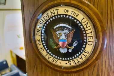 Birleşik Devletler Başkanı 'nın Mührü Air Force One' a monte edildi.