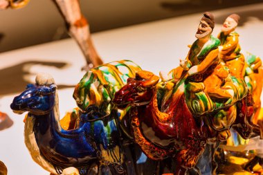 Deveye binen tüccarların Çin seramik figürü.