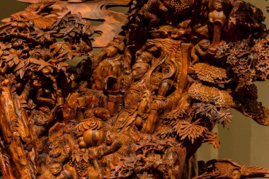 Ormandaki maymun kralın karmaşık tahta oyması.