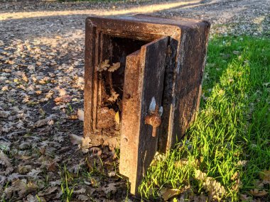 Terk edilmiş bir evin bahçesinde paslanmış.