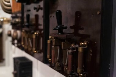 Buharlı gemideki telsiz güç anahtarının ayrıntıları.