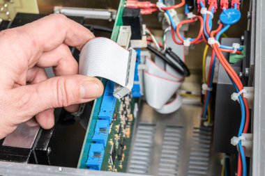 teknisyen bir ölçüm cihazının bileşenlerini birleştirir