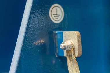 Endüstriyel bir fabrikadaki metal bir çubukta kablo ile vida.