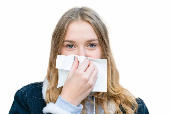 Una chica se limpia la nariz con un pañuelo — Foto de Stock