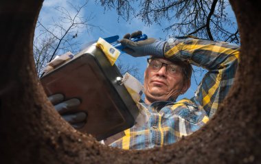 A man burys his money in an earthhole in the garden