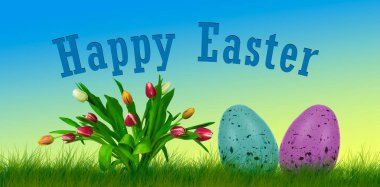 Soyut bir arkaplanda Mutlu Paskalyalar yazan iki Paskalya yumurtası ve çiçek.