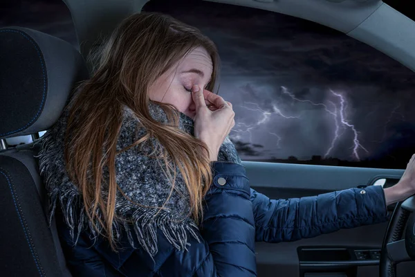 Eine Frau Fährt Während Des Gewitters Übermüdet Auto Und Reibt — Stockfoto