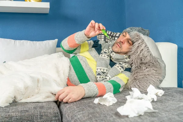 Hombre Con Gripe Termómetro Está Acostado Sofá — Foto de Stock