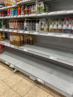 Hamburg-Almanya-03 18 2018: İstifçilik yüzünden süpermarkette boş bir içki rafı