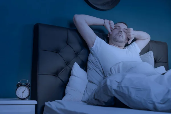Uyku bozukluğu olan bir adam gece uyanır.