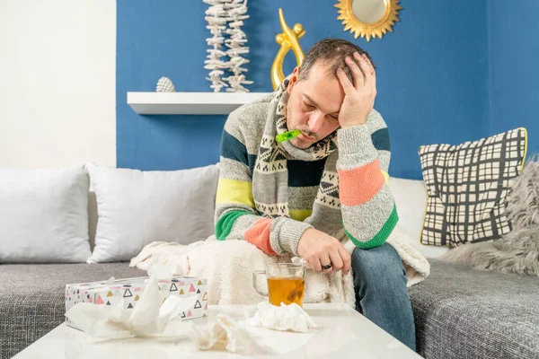 Hombre Con Gripe Termómetro Sienta Sofá — Foto de Stock