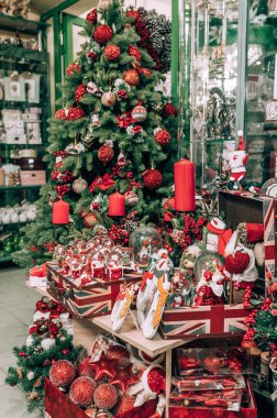 Yeni yıl fotoğrafı ve kırmızı renkte Noel süslemesi.