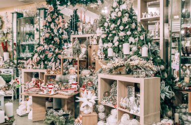 Mağazada yeni yıl ve Noel süsü