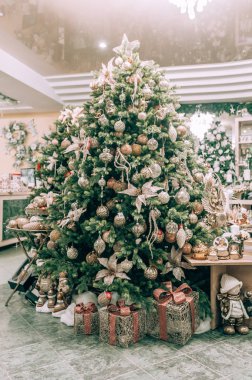 Güzel altın süslemeli Noel ağacının dikey resmi