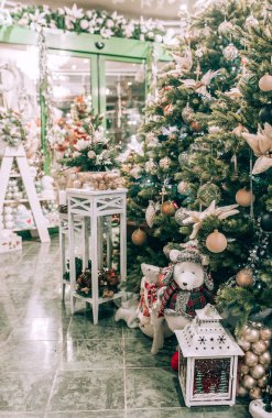 Noel ağacının güzel süslemeli fotoğrafını çek.