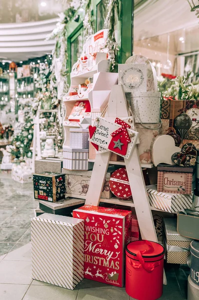 Mağazadaki Noel ekorasyonunun yakın fotoğrafını çek.