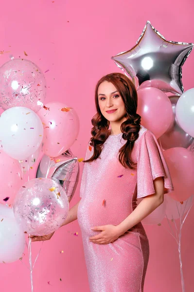 Vidám terhes nő lufikkal és konfetti stúdió fotóval — Stock Fotó