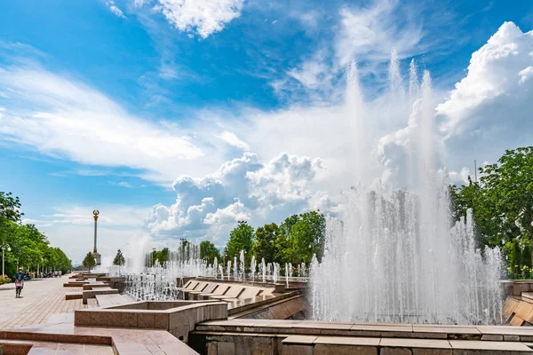 Monumento a la Independencia de Dushanbe 51 — Foto de Stock