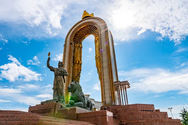 Estatua 53 de Dushanbe Ismoil Somoni — Foto de Stock