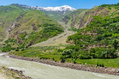 Qalai Khumb 'dan Khorugh Pamir Yolu 72' ye