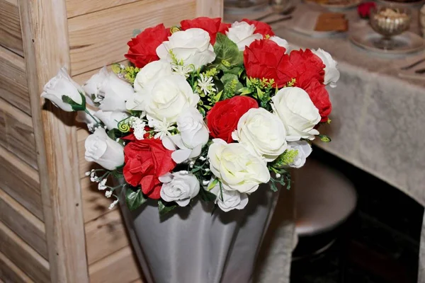 Buchet frumos de trandafiri într-o vază la o nuntă — Fotografie, imagine de stoc