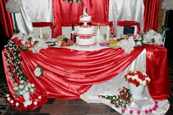 Schöner Hochzeitstisch in roten und weißen Tönen, Dekoration Design Stockfoto