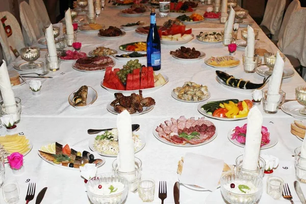 Hermosa mesa de cena festiva con aperitivos y vino — Foto de Stock