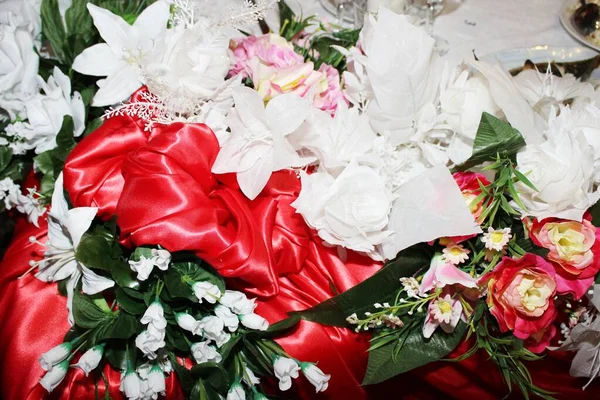 Красивые красные и белые свадебные украшения, свадебный букет — стоковое фото