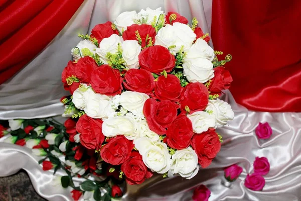 Beautiful red and white wedding decorations, bridal bouquet Royalty Free Stock Images