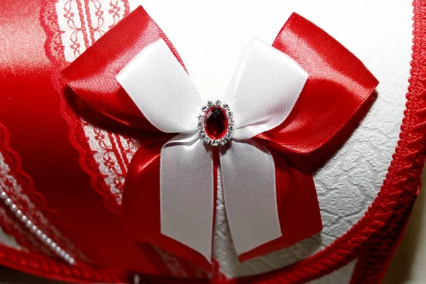 Piękne czerwone i białe dekoracyjne pudełko ślubne — Zdjęcie stockowe