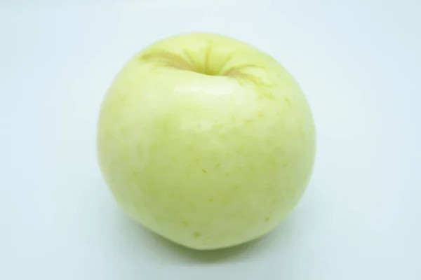 Maçã verde localizado em um fundo branco — Fotografia de Stock