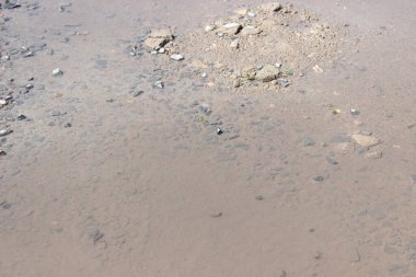 Su birikintisi yazı güneşli gün, moloz yığını çamurlu su