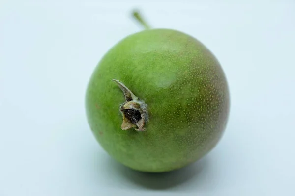 Groene peer gelegen op een witte achtergrond — Stockfoto