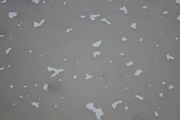 Hintergrund schmutziges gelbes Wasser in einer Pfütze nach Regen — Stockfoto