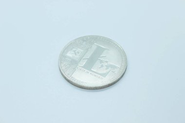 fiziksel gümüş litekoin madeni para beyaz arka planda yer almaktadır